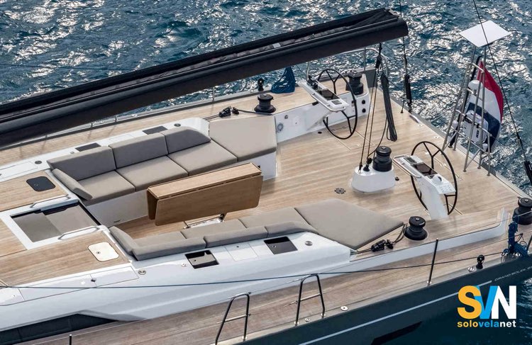 Grand Soleil 65 Performance, il pozzetto è molto classico. Si noti il central winch che serve la scotta di randa