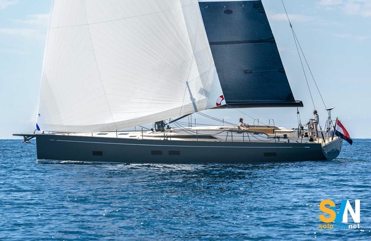 Grand Soleil 65 Performance, la tuga è molto bassa sul ponte e termina a 3/5 di questa