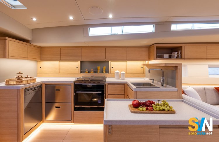 Il Grand Soleil 65 Performance ha una cucina con grandi piani di lavoro e diversi stipetti