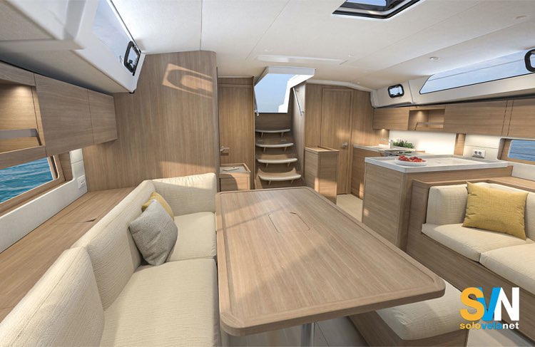 Per l’Oceanis 47 lo studio Nauta Design ha fatto uno sforzo particolare per studiare una divaneria particolarmente comoda che inviti a passare del tempo a conversare intorno al grande tavolo