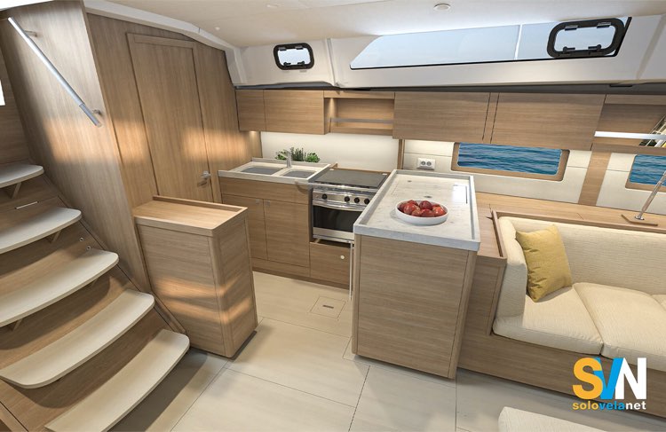 L’oceanis 47 è presentata con la cucina a L o, come optional, la cucina  lungo la murata