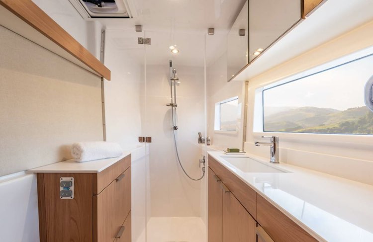 Balì 38 Catsmart, il bagno padronale con la doccia separata in fondo al locale