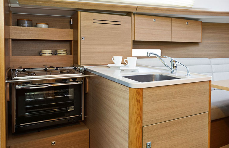 Dufour 310, la cucina