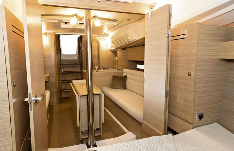 Dufour 310, la dinette vista dalla cabina di prua