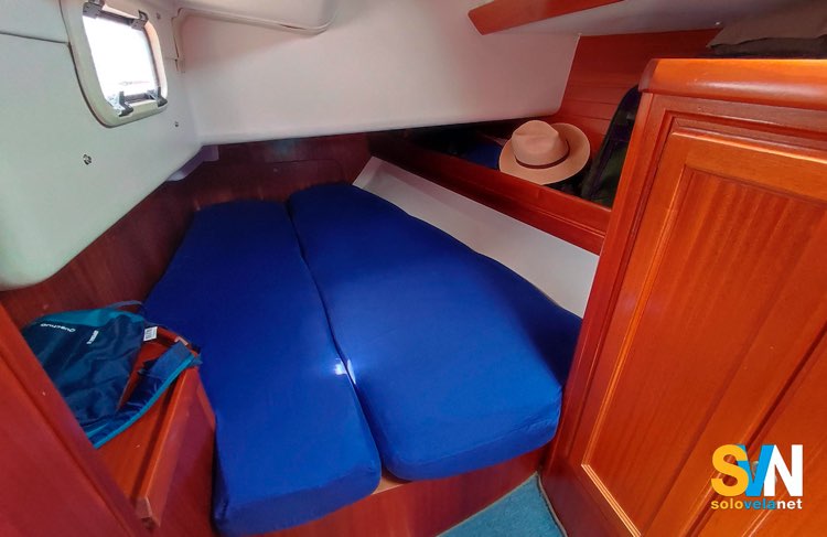 Dufour 41 Classic, la cabina di poppa con armadio, menola e mobiletto per le scarpe.