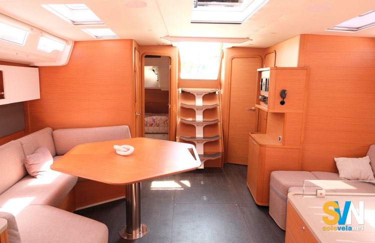 La dinette del Dufour 48 vista da prua, questa è la versione con la cucina trasversale