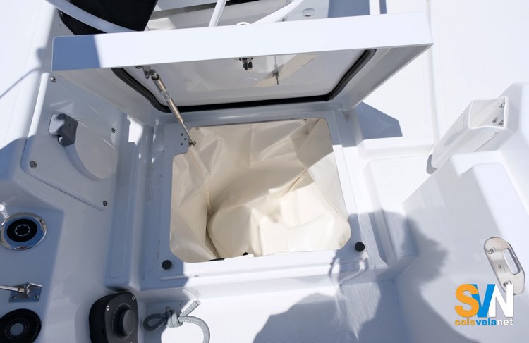 Un idea originale sul Dufour 48, i gavoni di poppa che contengono anche impianti importanti e il settore del timone, sono chiusi con delle sacche di plastica in modo che quello che si ripone all'interno non possa muoversi liberamente nel gavone
