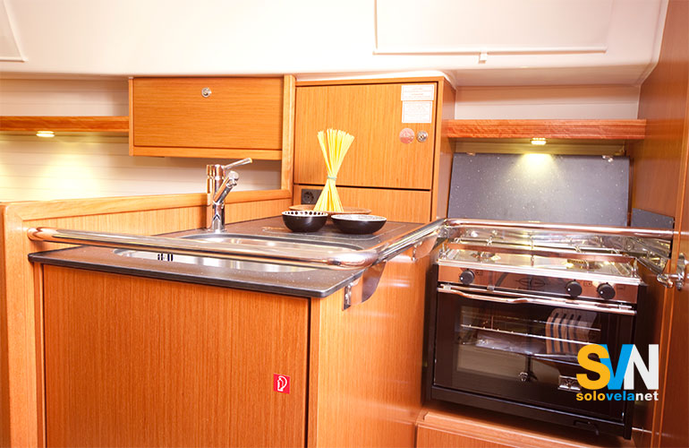 Bavaria 32 Cruiser, la cucina