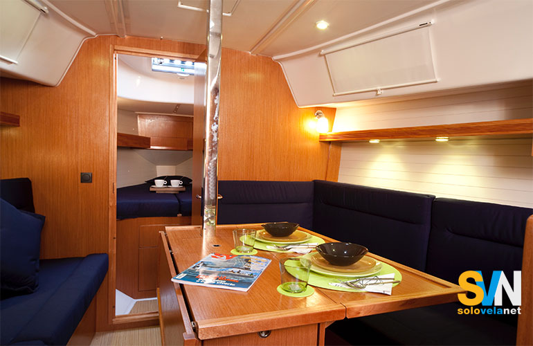 Bavaria 32 Cruiser, la dinette