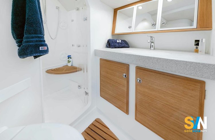 Un bagno dell'Hallberg Rassy 50