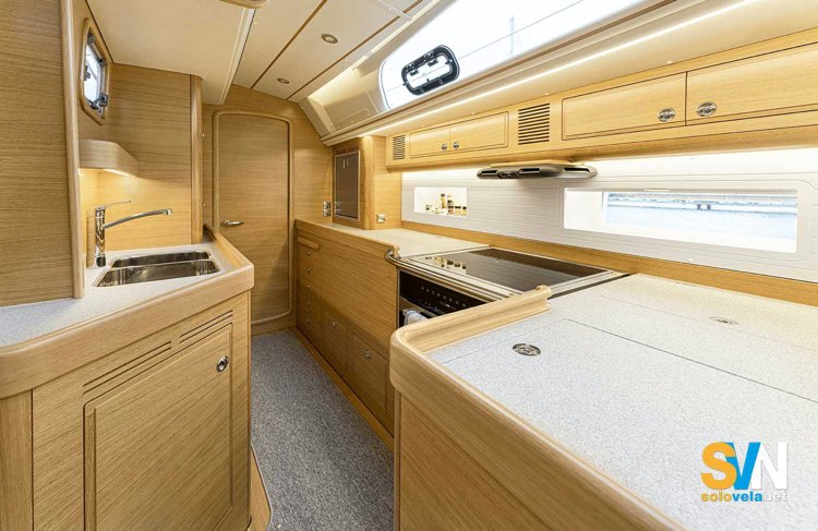 La cucina dell'Hallberg Rassy 50