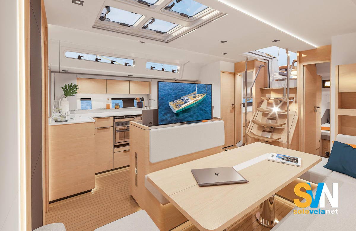 La dinette dell'Hanse 510 con la televisione a scomparsa