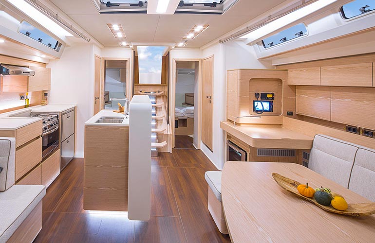 Hanse 588 la dinette vista da prua