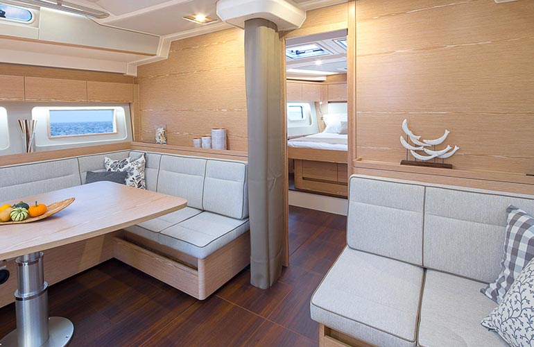 Hanse 588 l'ingresso della cabina di poppa dalla dinette