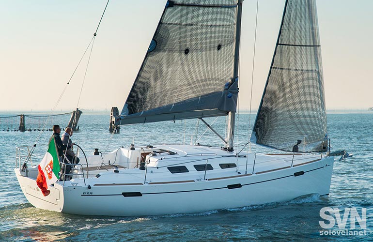 Italia 10.98 in navigazione