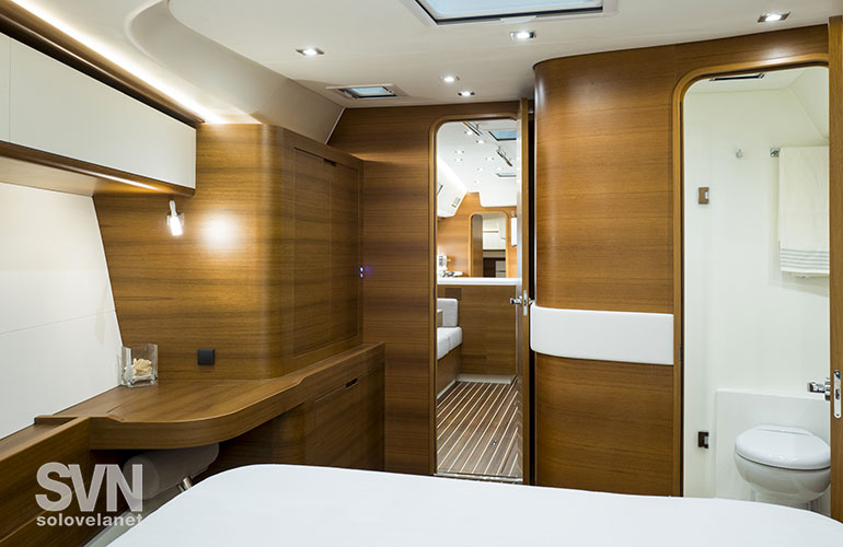 Italia 15.98, il bagno e la dinette dalla cabina di prua