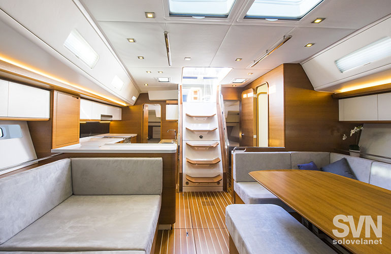 Italia 15.98, la dinette da prua