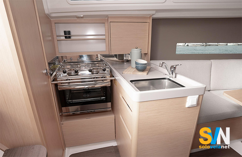 Oceanis 30.1, la cucina