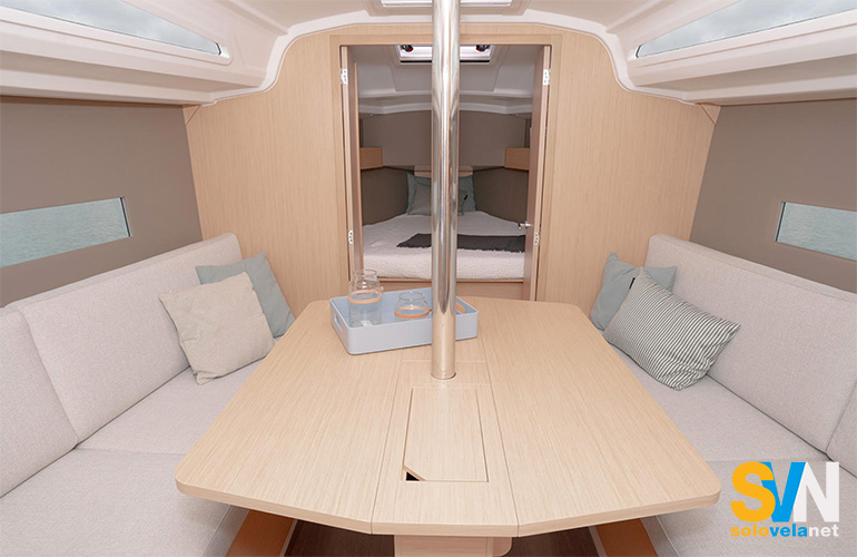 Oceanis 30.1, la dinette vista da poppa