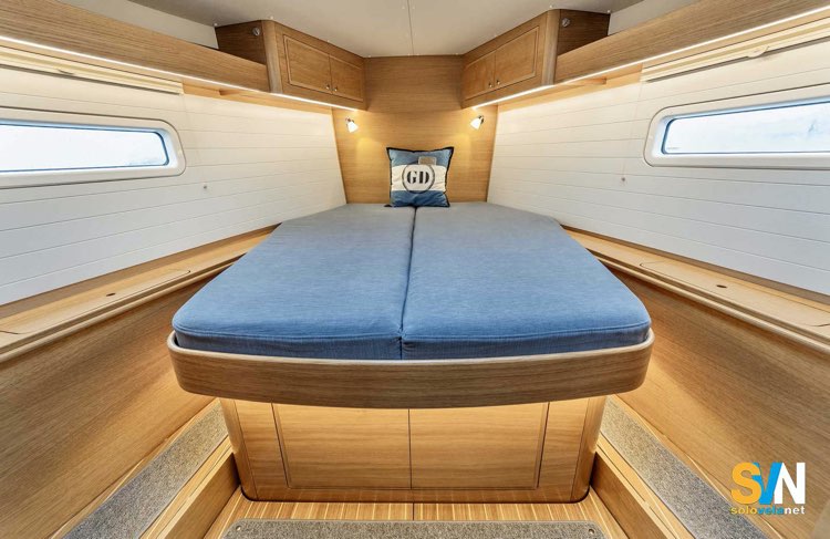 Hallberg Rassy 370:  cabina di prua – Spaziosa e rifinita in legno chiaro, con letto matrimoniale centrale e ottima ventilazione grazie alle finestrature laterali.