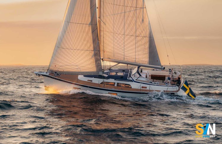 Hallberg-Rassy 370 in navigazione – Linee eleganti e carena marina, ideale per la crociera d’altura.