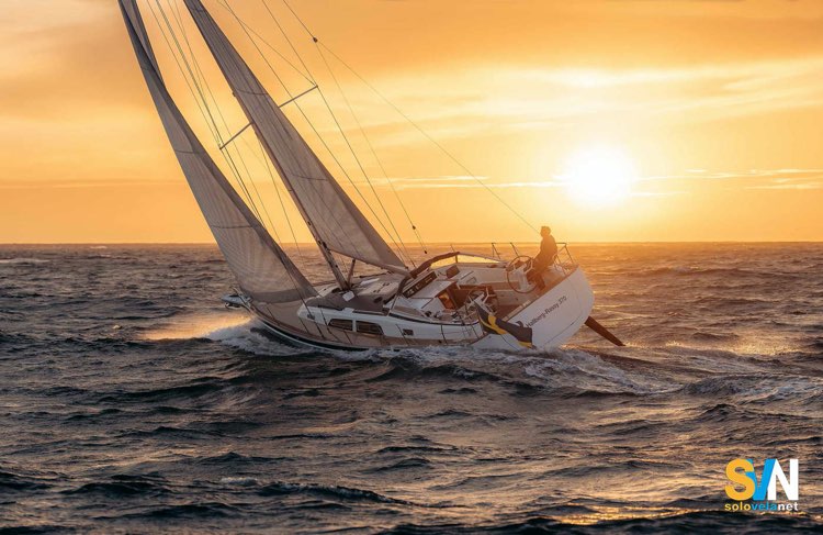 Hallberg-Rassy 370 al tramonto – La barca mostra la sua stabilità e potenza anche con mare formato.