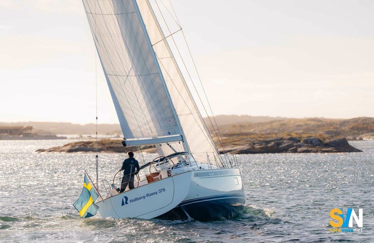 Hallberg Rassy 370: andature portanti – La 370 si distingue per equilibrio al timone e comfort di bordo anche in condizioni di vento sostenuto.