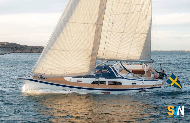 Hallberg Rassy 370:  vista laterale in navigazione – Il pozzetto centrale garantisce sicurezza e protezione durante la navigazione.