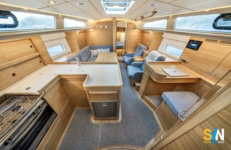 Hallberg Rassy 370: vista complessiva degli interni – Layout interno elegante e funzionale, con zona carteggio, cucina e area relax ben distribuite.