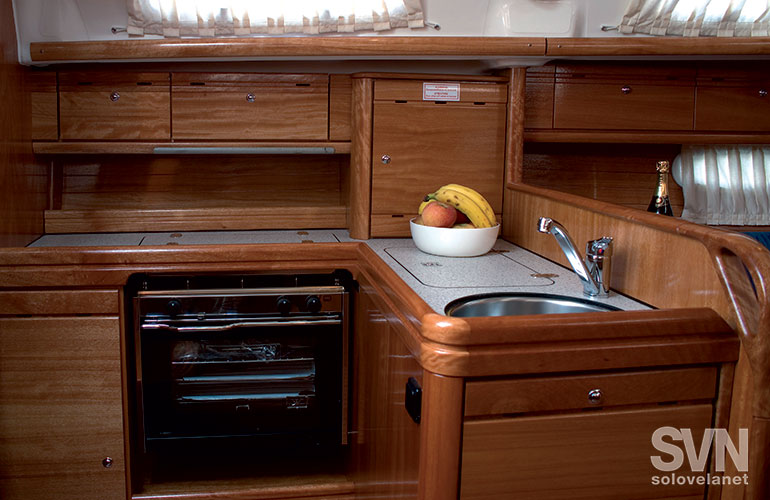 Bavaria 33 Cruiser, la cucina