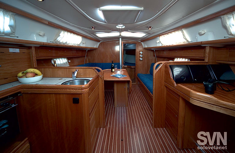 Bavaria 33 Cruiser, la dinette vista da poppa