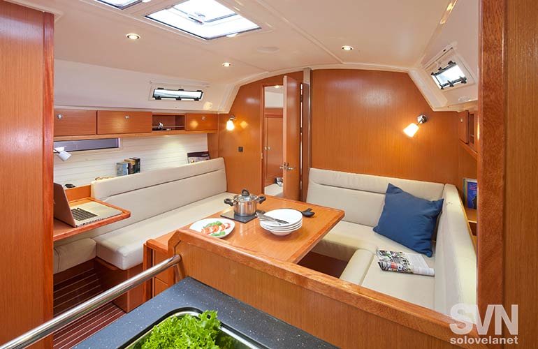 Bavaria 36 Cruiser, la dinette
