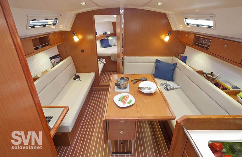 Bavaria 36 Cruiser, la dinette