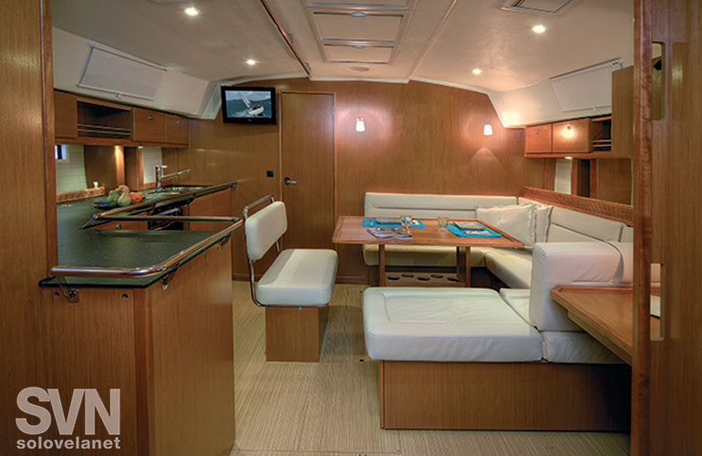 Bavaria 45 Cruiser, la dinette