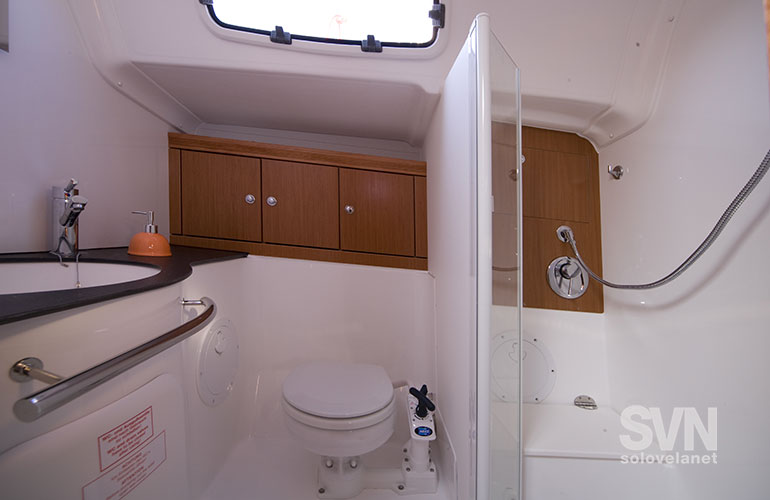 Bavaria 47 Cruiser, il bagno di poppa con il box doccia separato