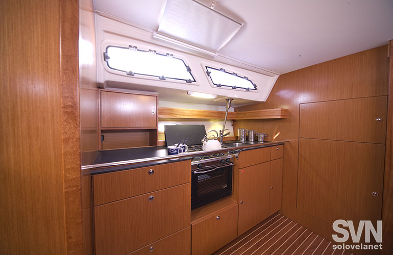 Bavaria 47 Cruiser, la cucina