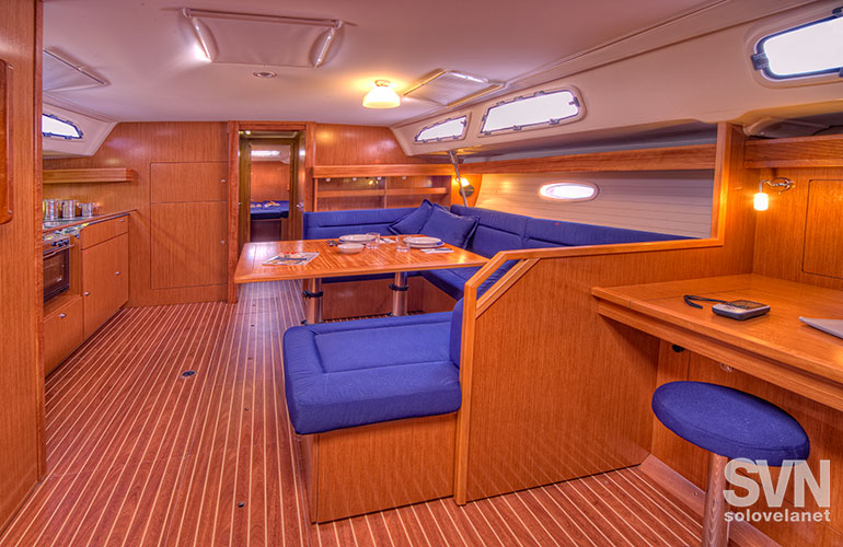 Bavaria 47 Cruiser, la dinette