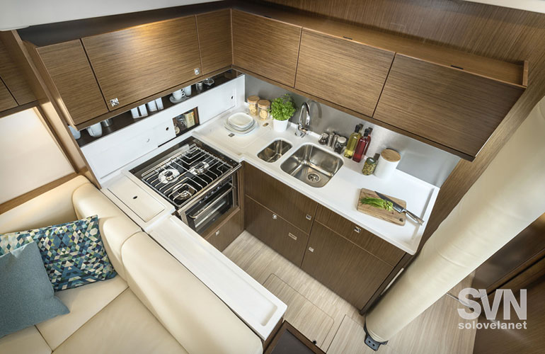 Bavaria C57, la cucina