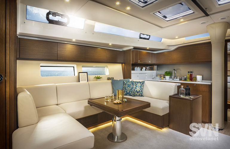 Bavaria C57, il divano della dinette