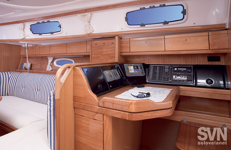 Bavaria 37 Cruiser, il tavolo da carteggio