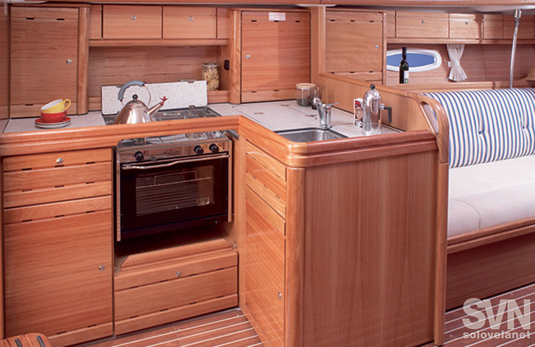 Bavaria 37 Cruiser, la cucina