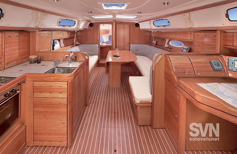 Bavaria 37 Cruiser, la dinette
