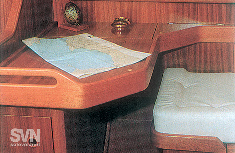 Bavaria 320, il tavolo da carteggio