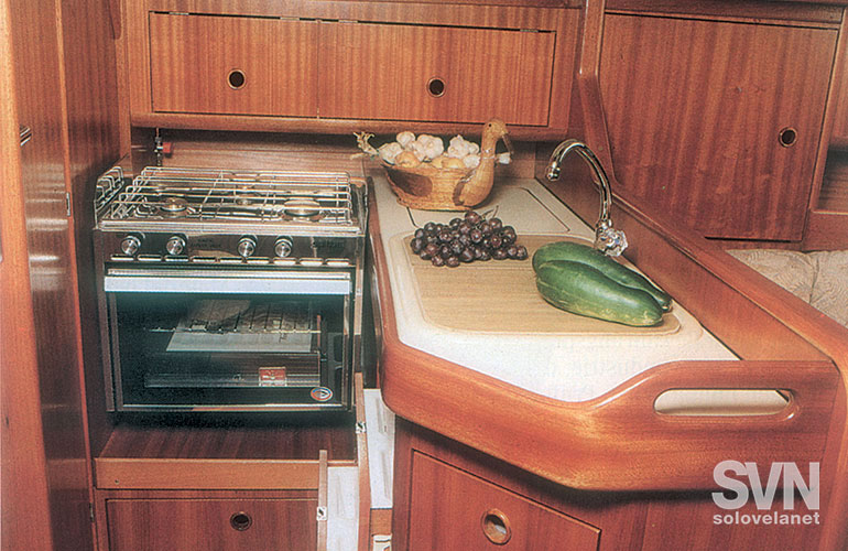 Bavaria 320, la cucina