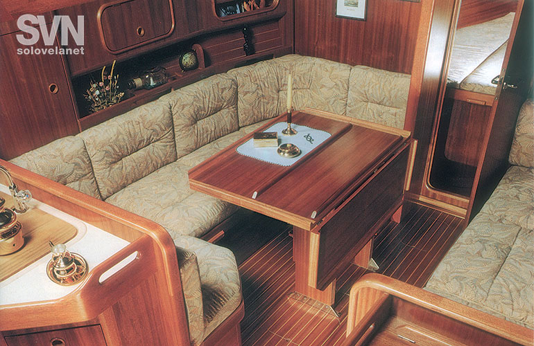 Bavaria 320, la dinette