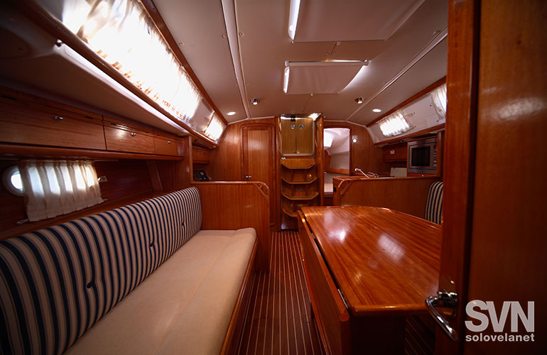 Bavaria 34 Cruiser, la dinette vista da prua