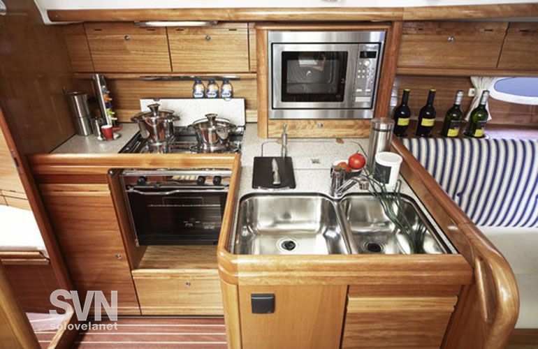 Bavaria 35 Cruiser, la cucina