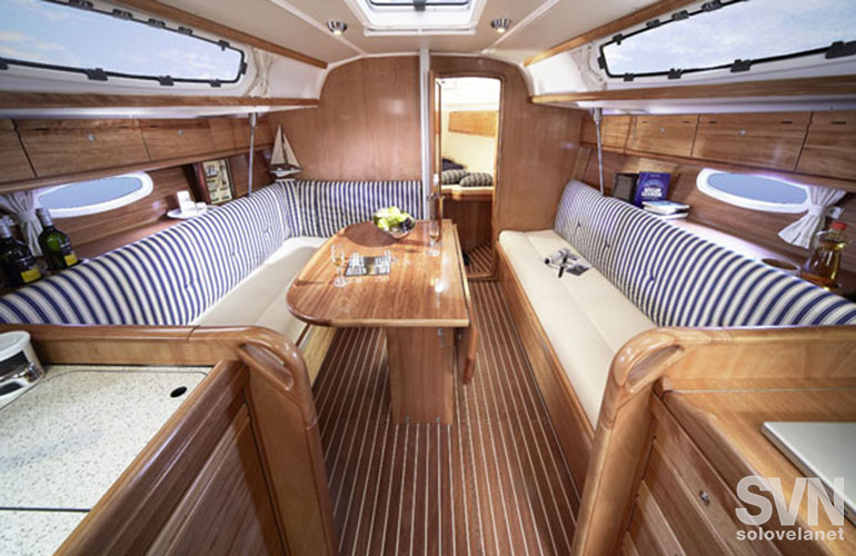 Bavaria 35 Cruiser, la dinette