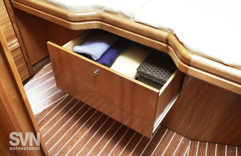 Bavaria 35 Cruiser, lo stivaggio sotto il letto a V della cabina di prua