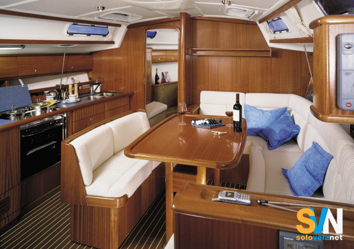 Bavaria 44 Cruiser, la dinette
